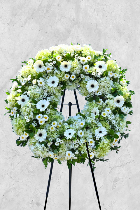 Corona Serenidad de Gerberas y Margaritas – corona fúnebre para funeral en Lima