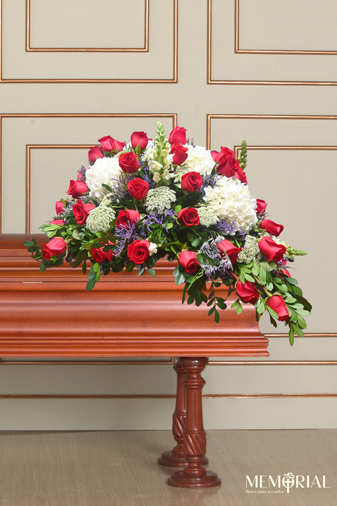 Manto de Condolencias con Rosas Rojas y Dogo