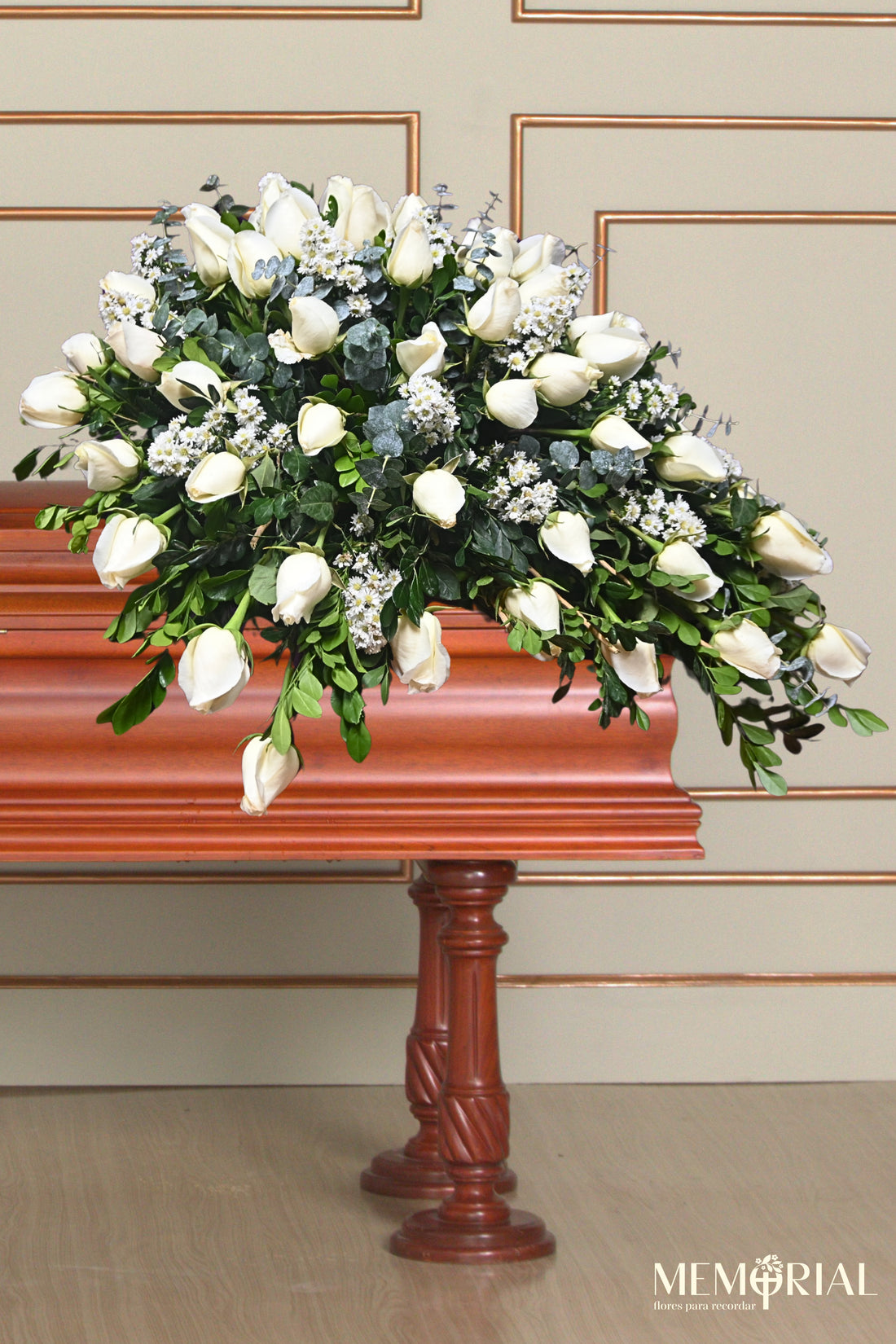 Manto de Condolencias con Rosas Blancas y Monte Casino