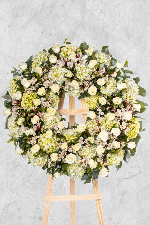 Corona Circular de Hortensias con Rosas Blancas – corona fúnebre para funeral en Lima