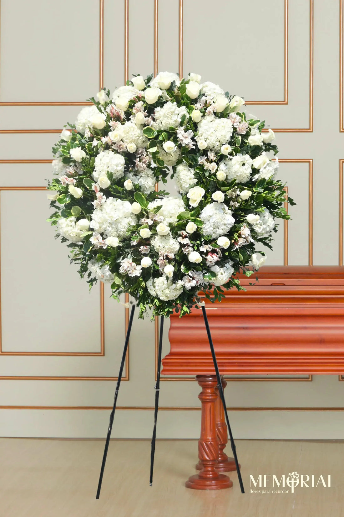 Corona Picarón de Hortensias con Rosas Blancas