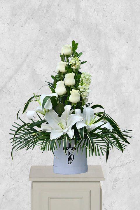 Arreglo de Luz Celestial Blanca – arreglo floral de condolencias para funeral en Lima