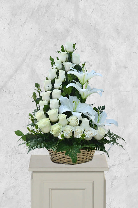 Arreglo de 24 Rosas, Lilium y Follaje – arreglo floral de condolencias para funeral en Lima