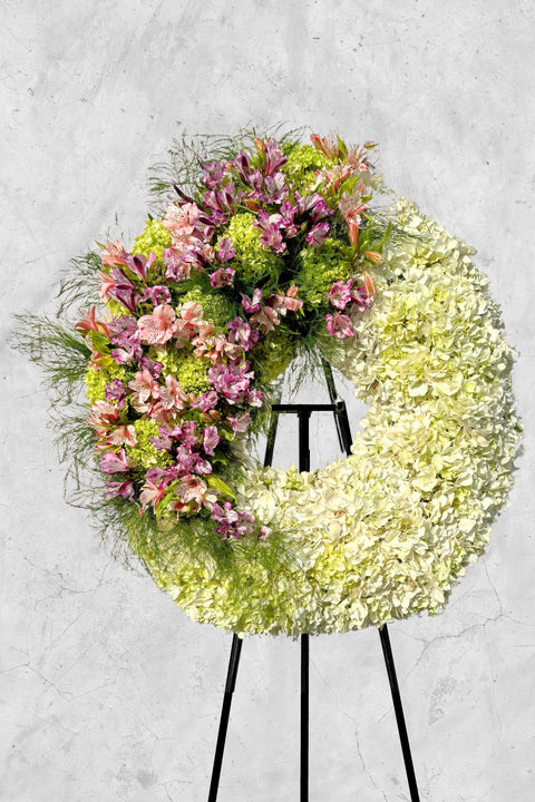 Corona con Hortensias y Astromelias Rosadas y Lilas – corona fúnebre para funeral en Lima