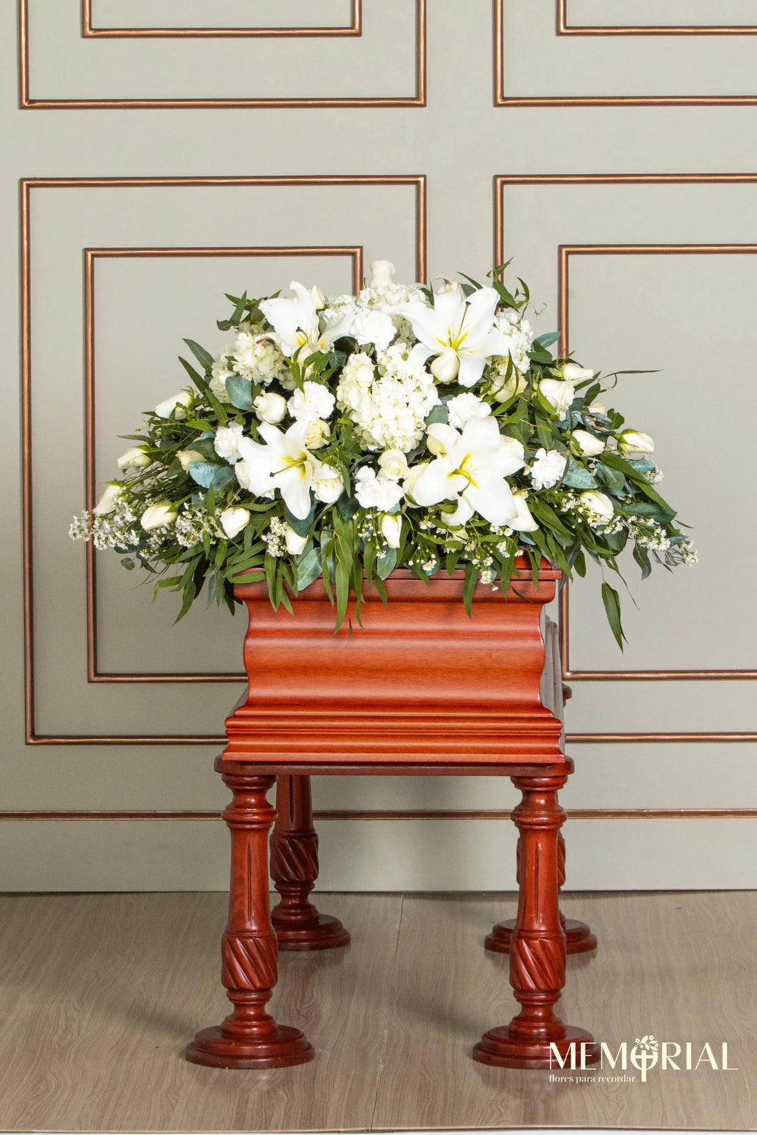 Manto de Condolencias con Rosas Blancas, Liliums y Clavelones