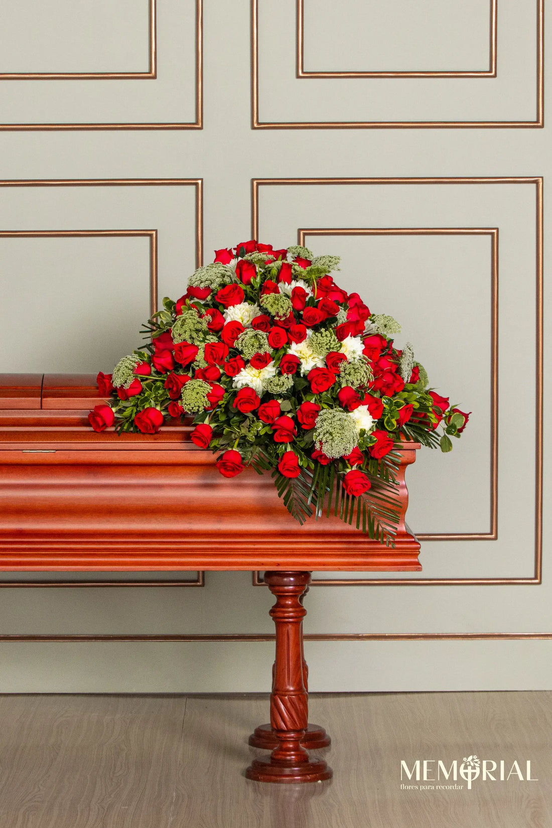 Manto de Condolencias con Rosas Rojas y Hortensias