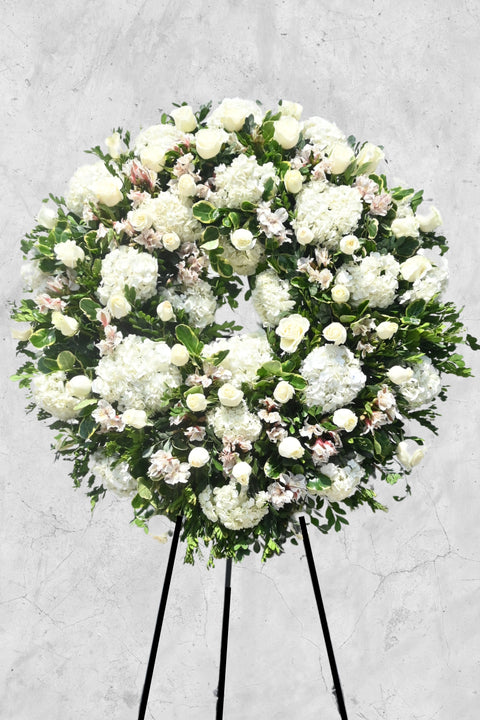 Corona Picarón de Hortensias con Rosas Blancas – corona fúnebre para funeral en Lima