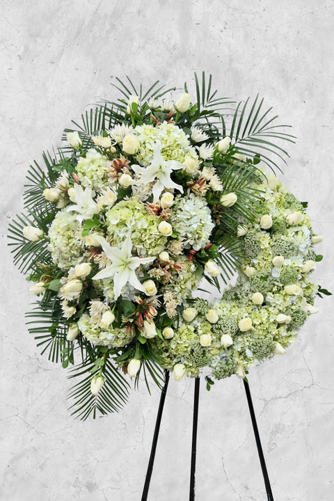 Corona Despedida de Rosas Blancas y Hortensias – corona fúnebre para funeral en Lima