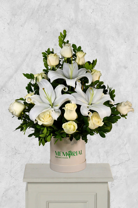 Arreglo Recuerdo con Rosas Blancas y Liliums – arreglo floral de condolencias para funeral en Lima