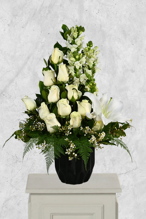 Jarrón Negro con Rosas Blancas y Liliums – arreglo floral de condolencias para funeral en Lima