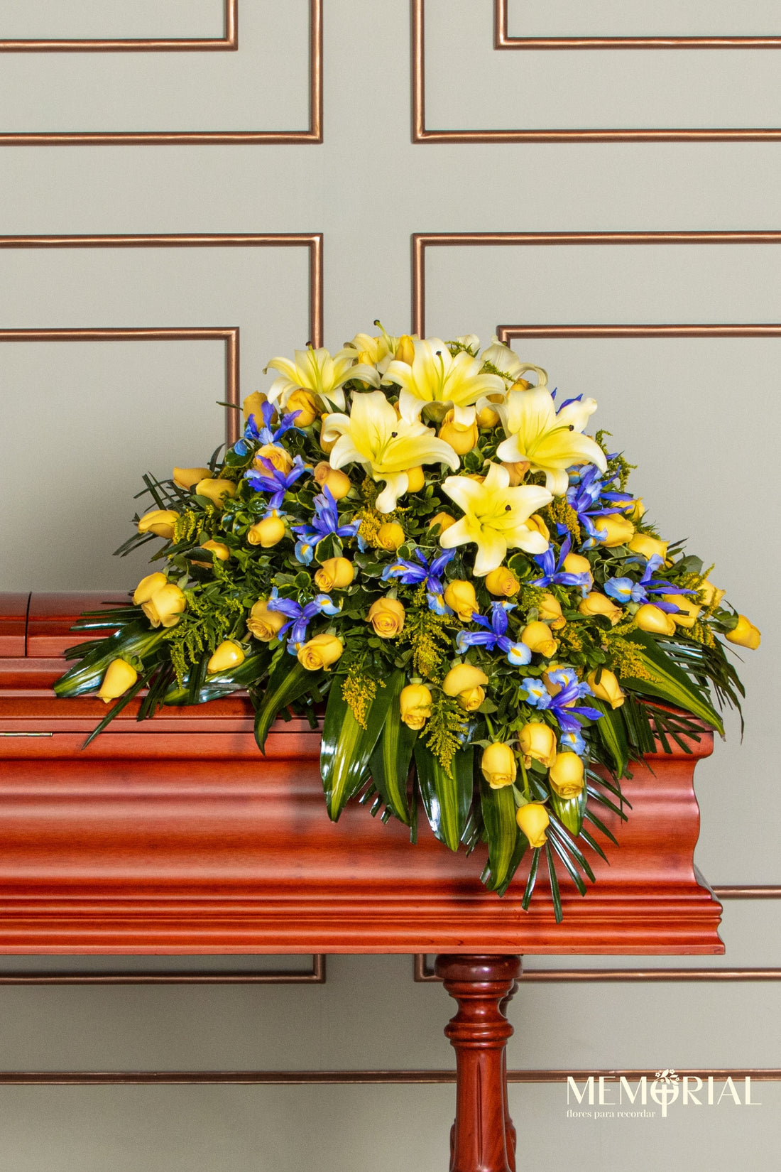 Manto de Condolencias con Rosas Amarillas, Liliums e Iris