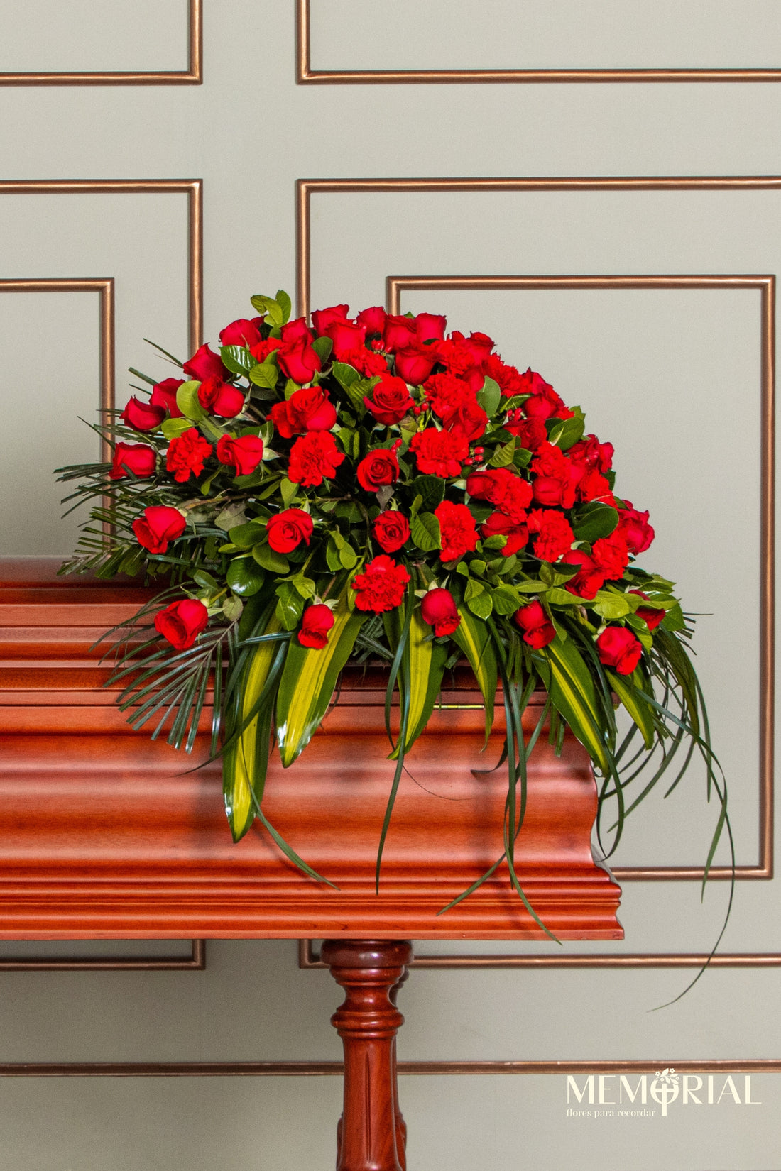 Manto de Condolencias con Rosas Rojas y Clavelón