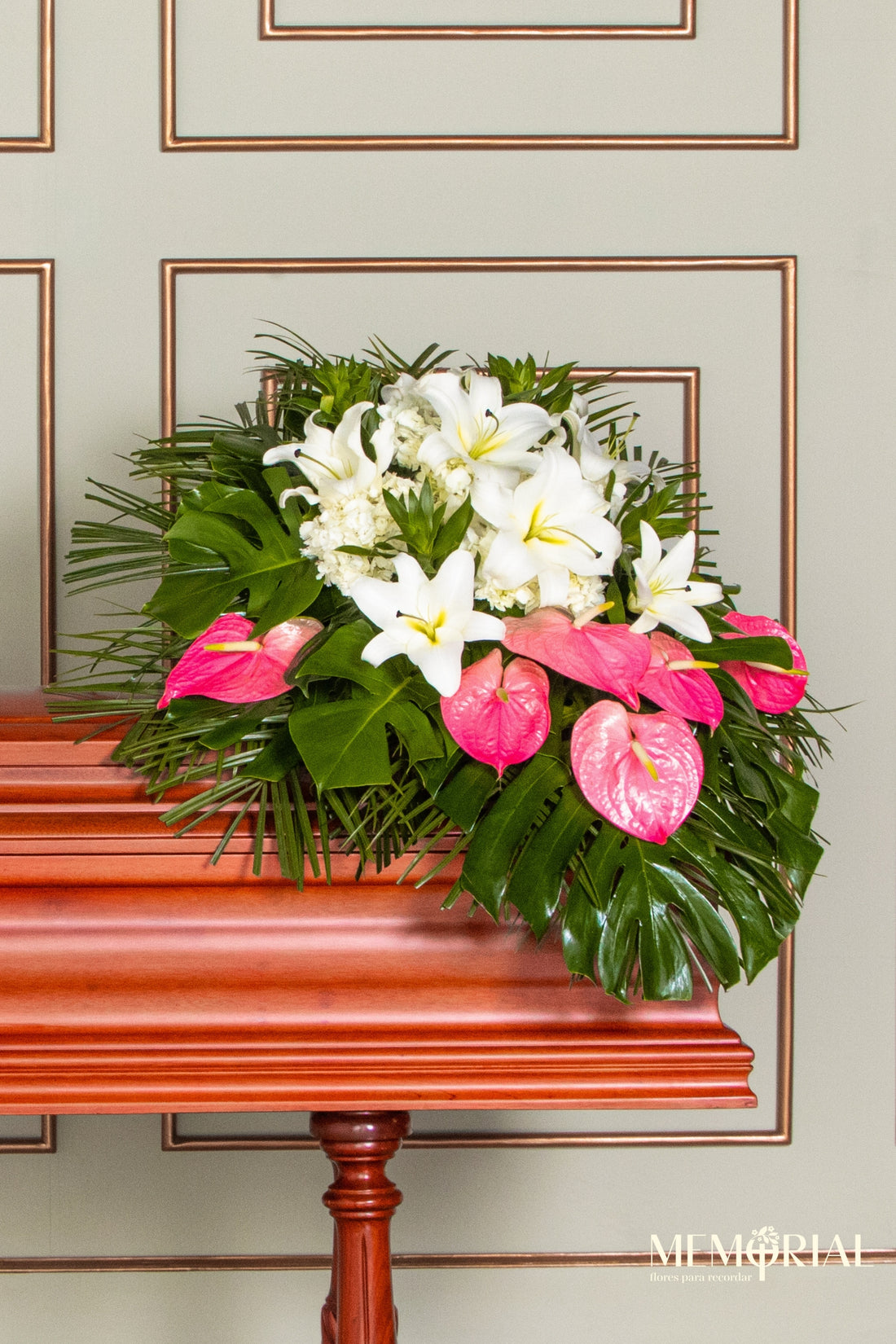 Manto de Condolencias con Liliums y Anturios