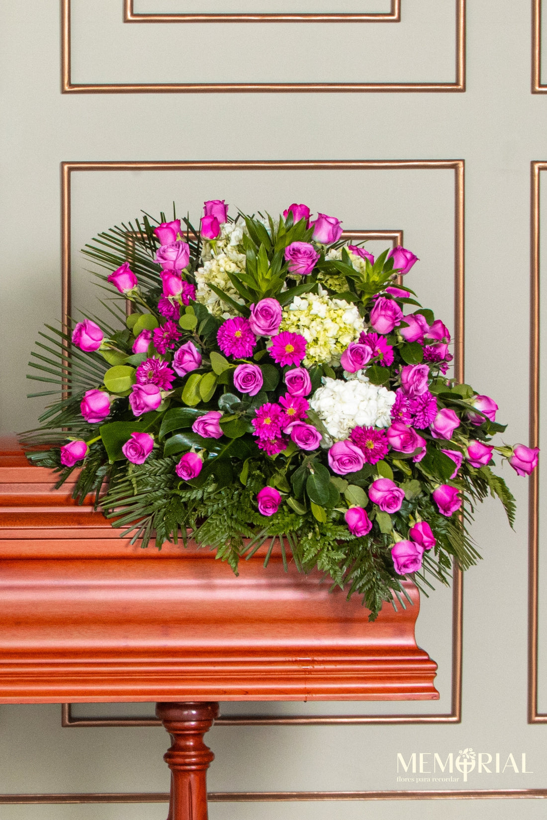 Manto de Condolencias con Rosas Lilas y Hortensias