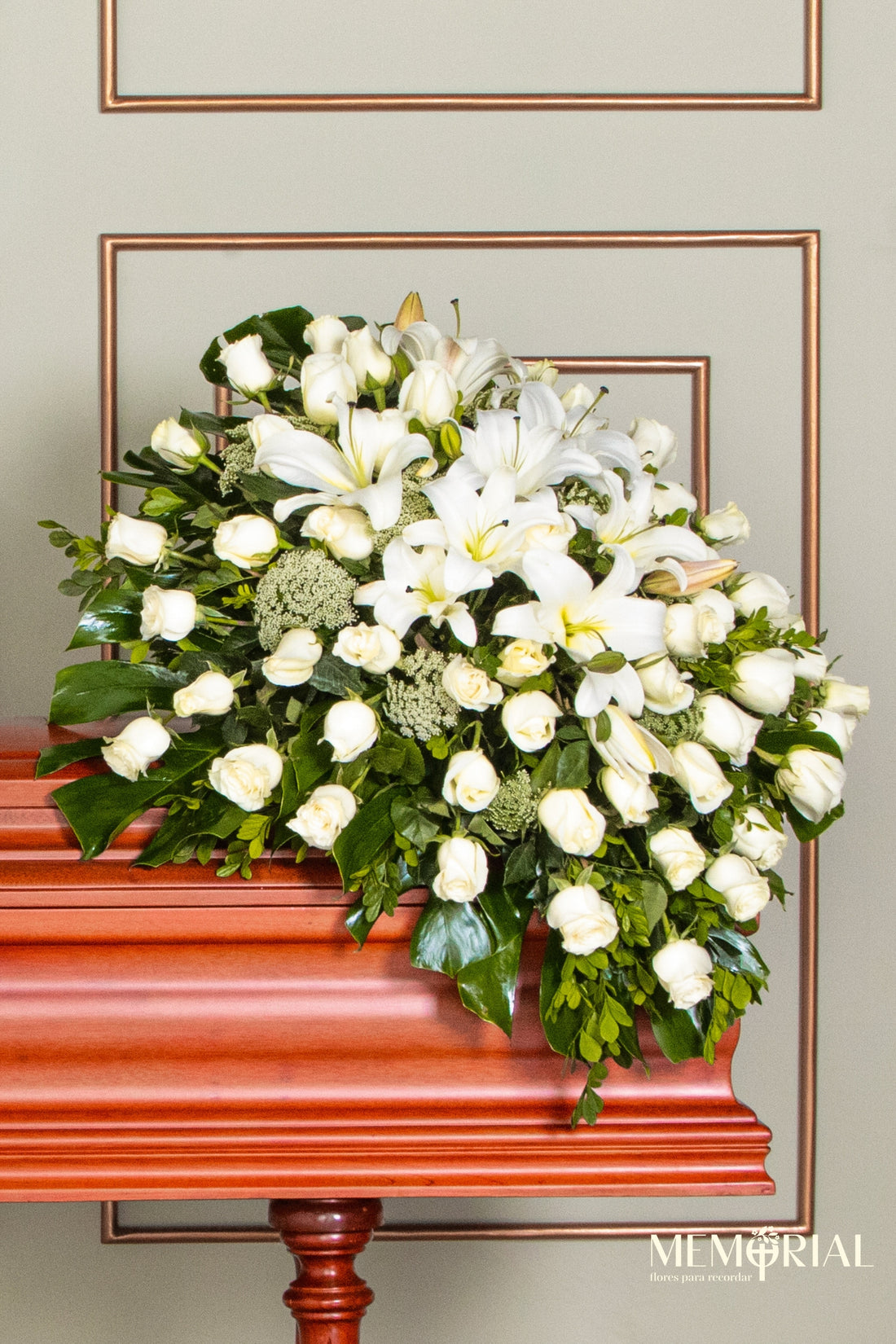 Manto de Condolencias con Rosas Blancas y Liliums