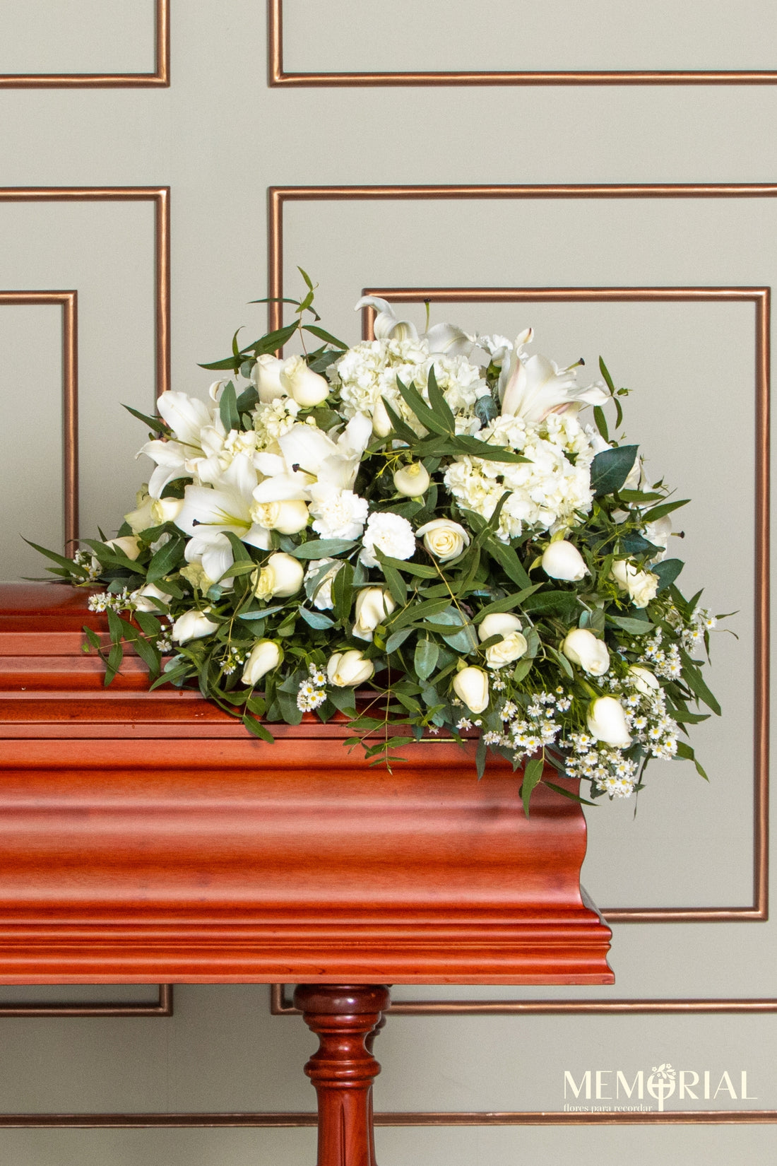 Manto de Condolencias con Rosas Blancas, Liliums y Clavelones