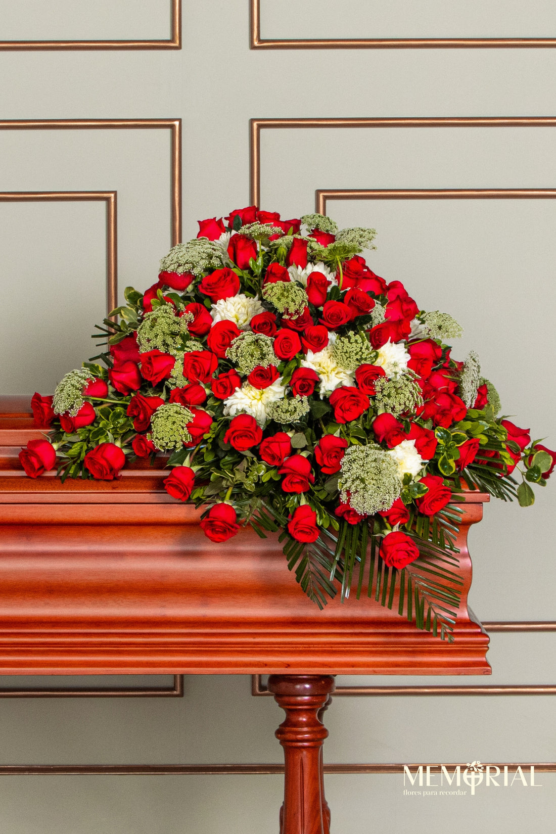 Manto de Condolencias con Rosas Rojas y Hortensias