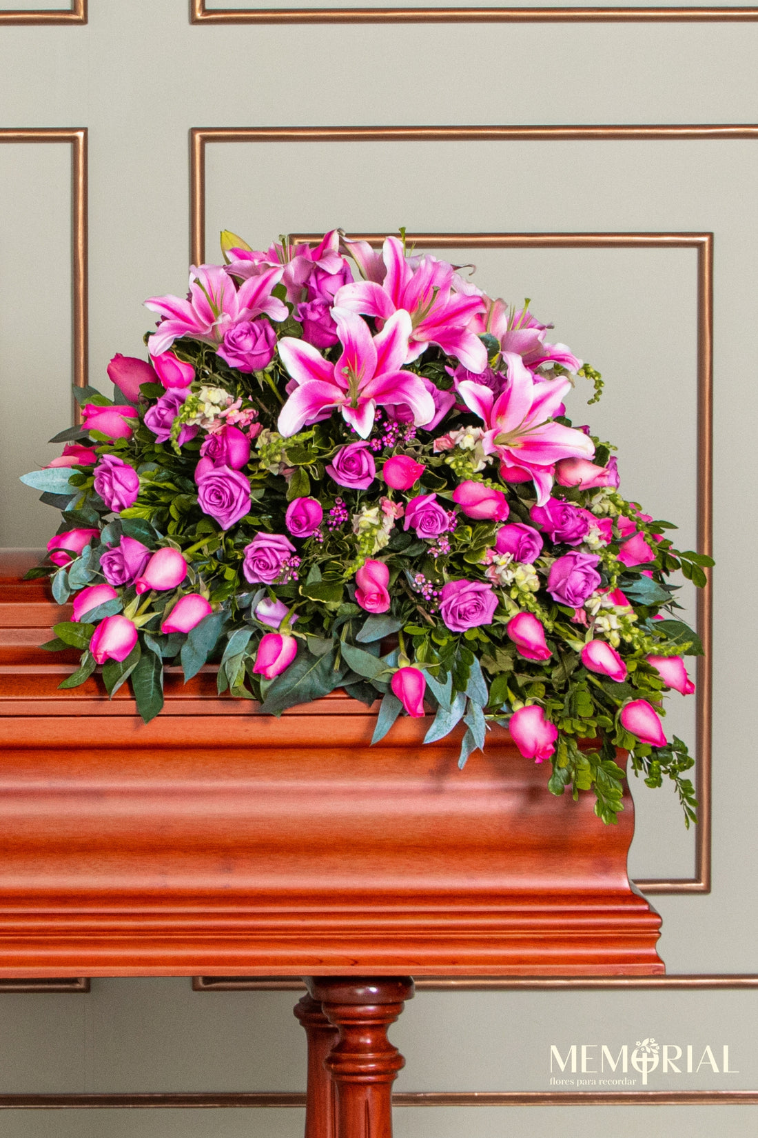 Manto de Condolencias con Rosas Lilas y Rosadas