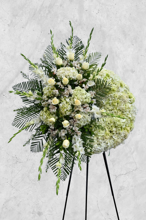 Corona de Condolencias Abrazo Eterno – corona fúnebre para funeral en Lima