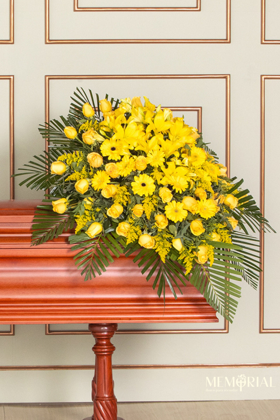Manto de Condolencias con Rosas Amarillas y Liliums