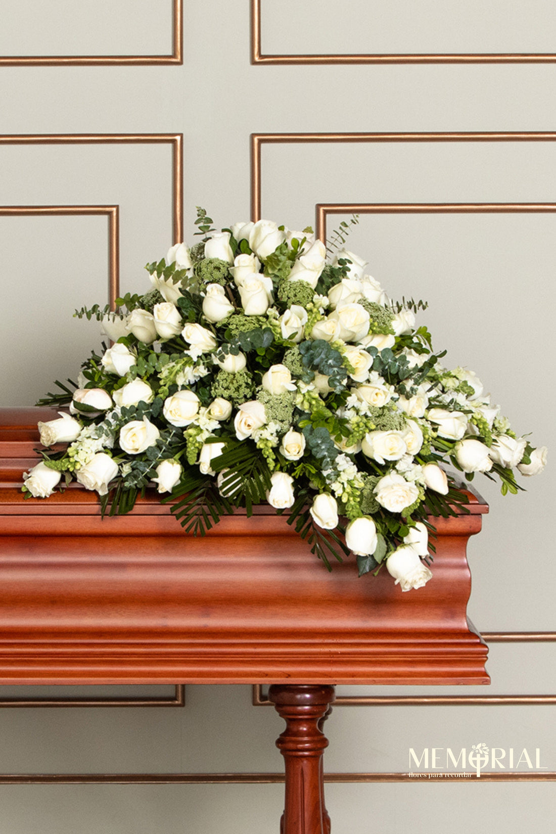 Manto de Condolencias con Rosas Blancas