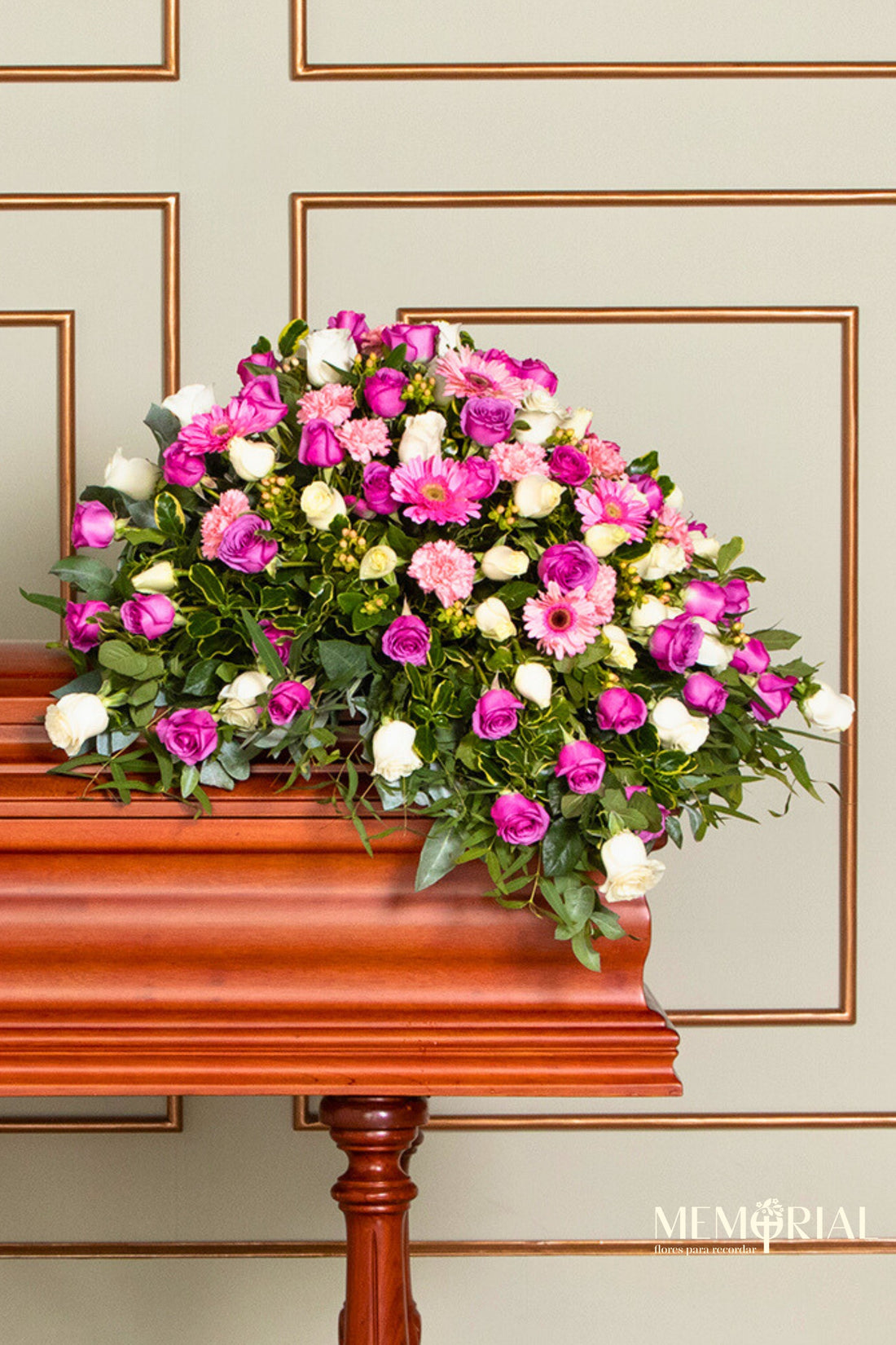 Manto de Condolencias con Rosas Lilas y Blancas