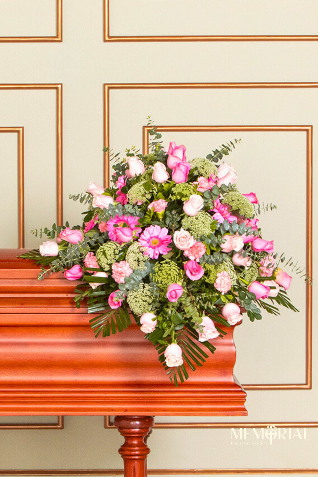 Manto de Condolencias con Rosas Rosadas y Titanic