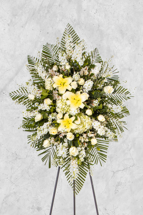 Corona de Hortensia con Rosas Blancas y Liliums – corona fúnebre para funeral en Lima