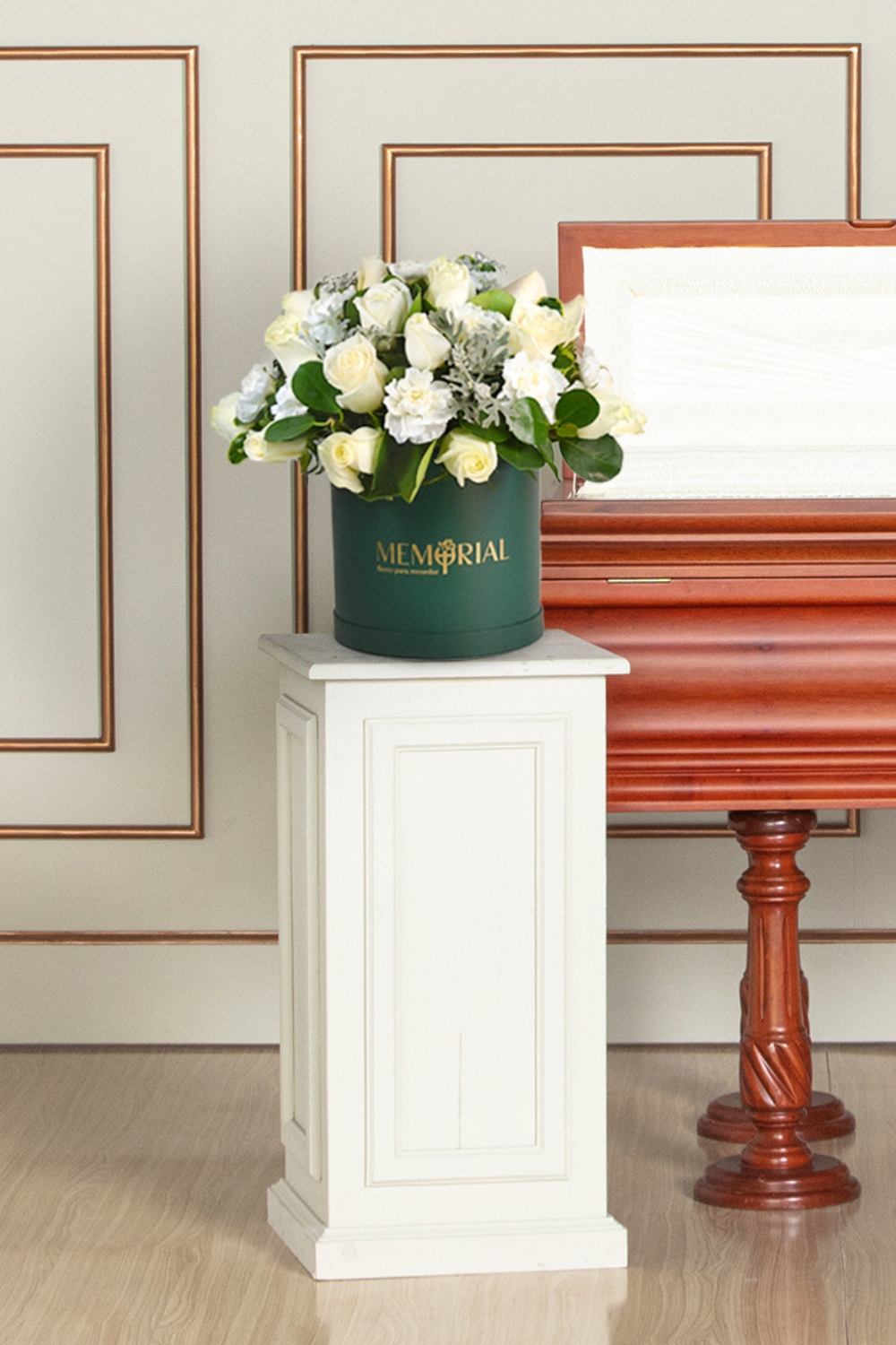 Arreglo de Condolencia con Rosas Blancas y Clavelones