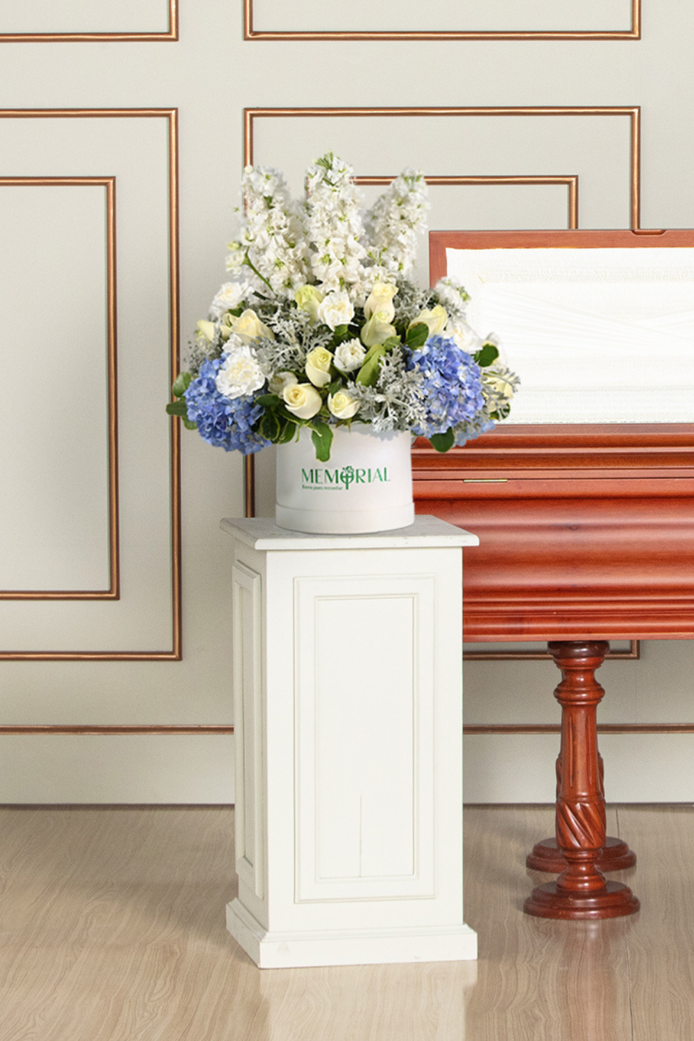 Arreglo de Condolencia con Rosas Blancas y Hortensia Celeste