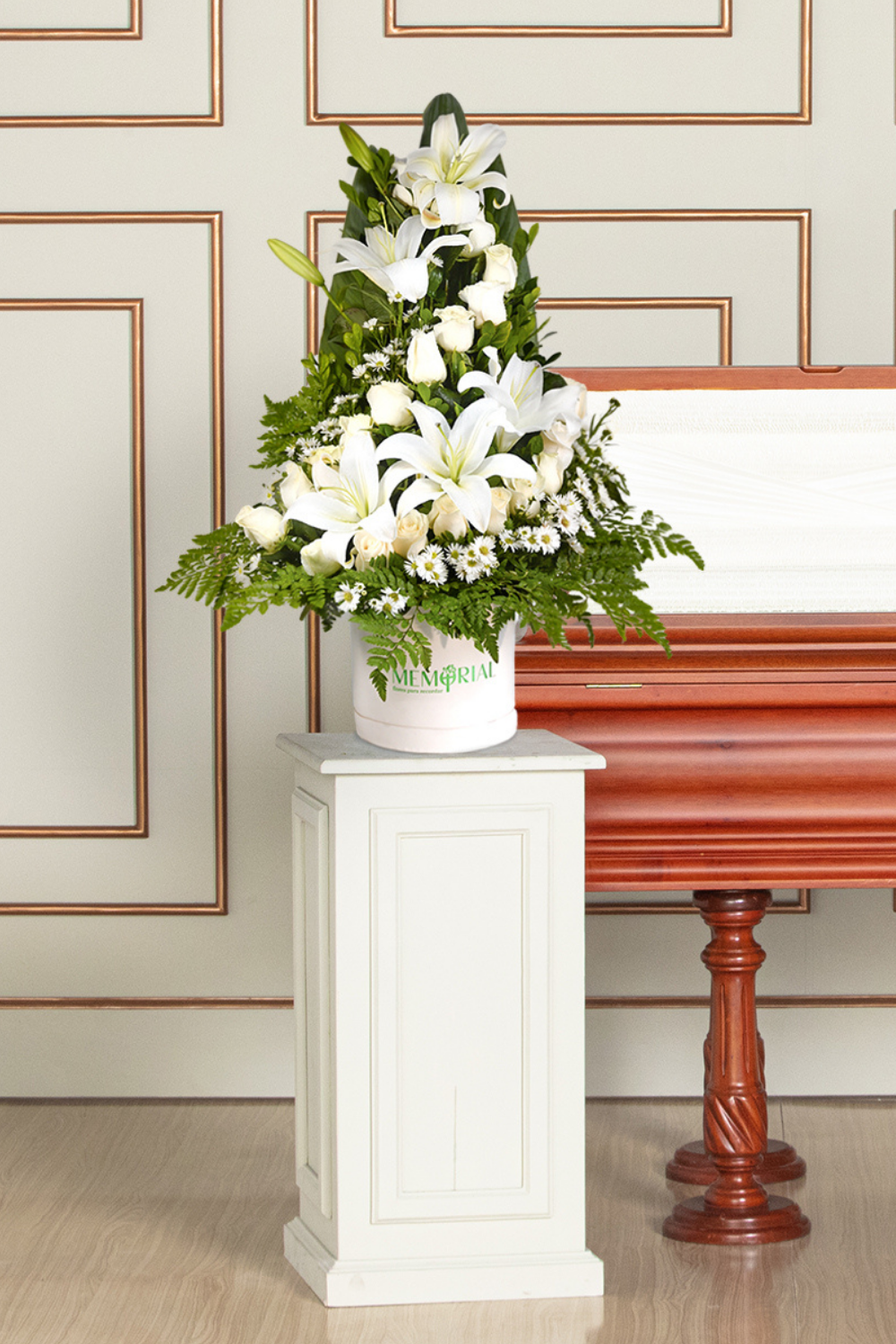 Arreglo de Condolencia con Rosas Blancas y Lilium