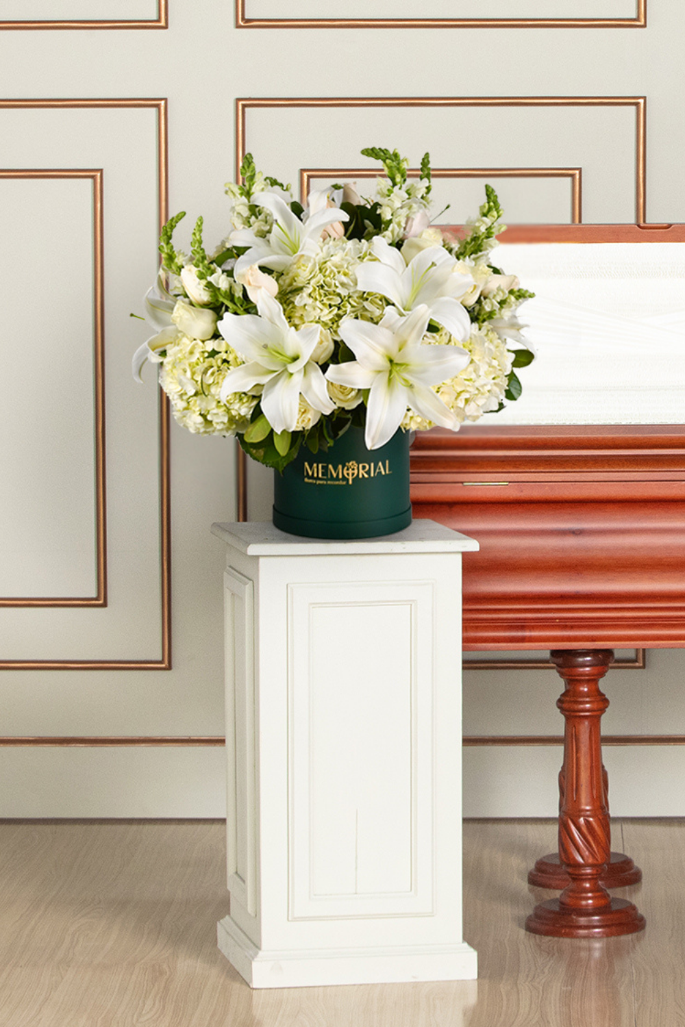 Arreglo de Condolencia con Rosas blancas, hortensias blancas y liliums