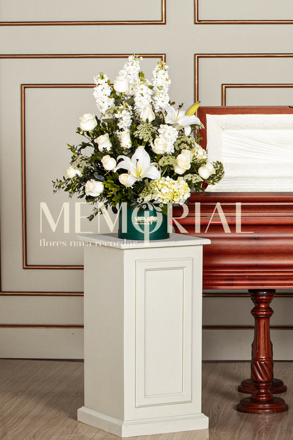 Arreglo Homenaje con Rosas Blancas, Liliums y Hortensia