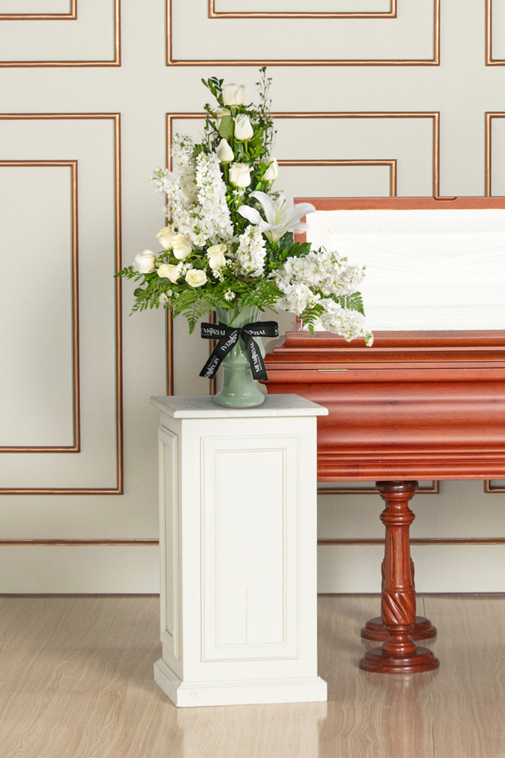 Arreglo de Homenaje con Rosas Blancas y Liliums