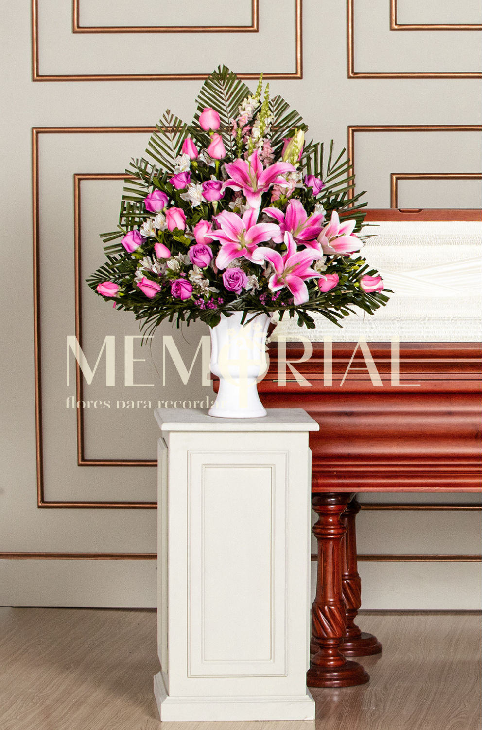Jarrón Blanco con Rosas Rosadas, Lilas y Liliums