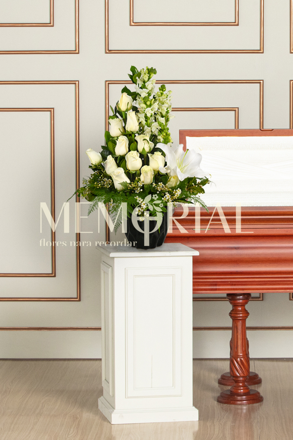 Jarrón Negro con Rosas Blancas y Liliums