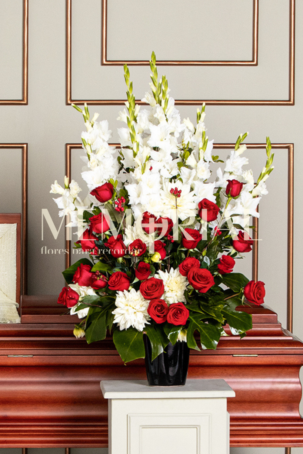 Jarrón Negro con Rosas Rojas y Dalia