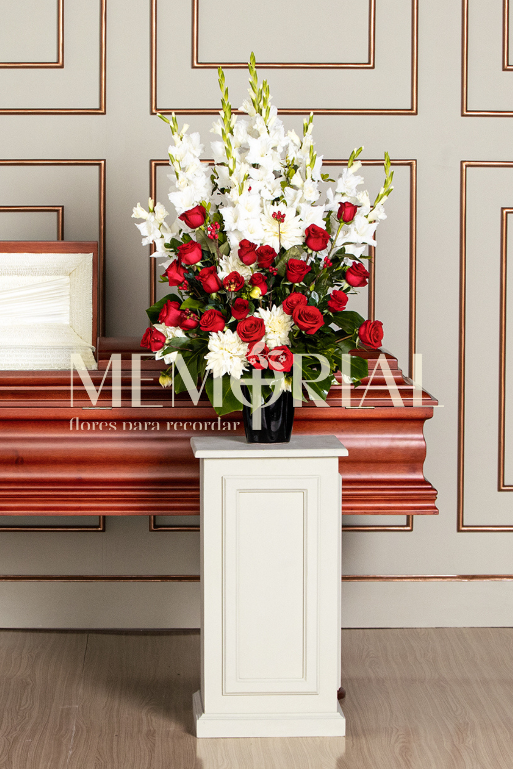 Jarrón Negro con Rosas Rojas y Dalia