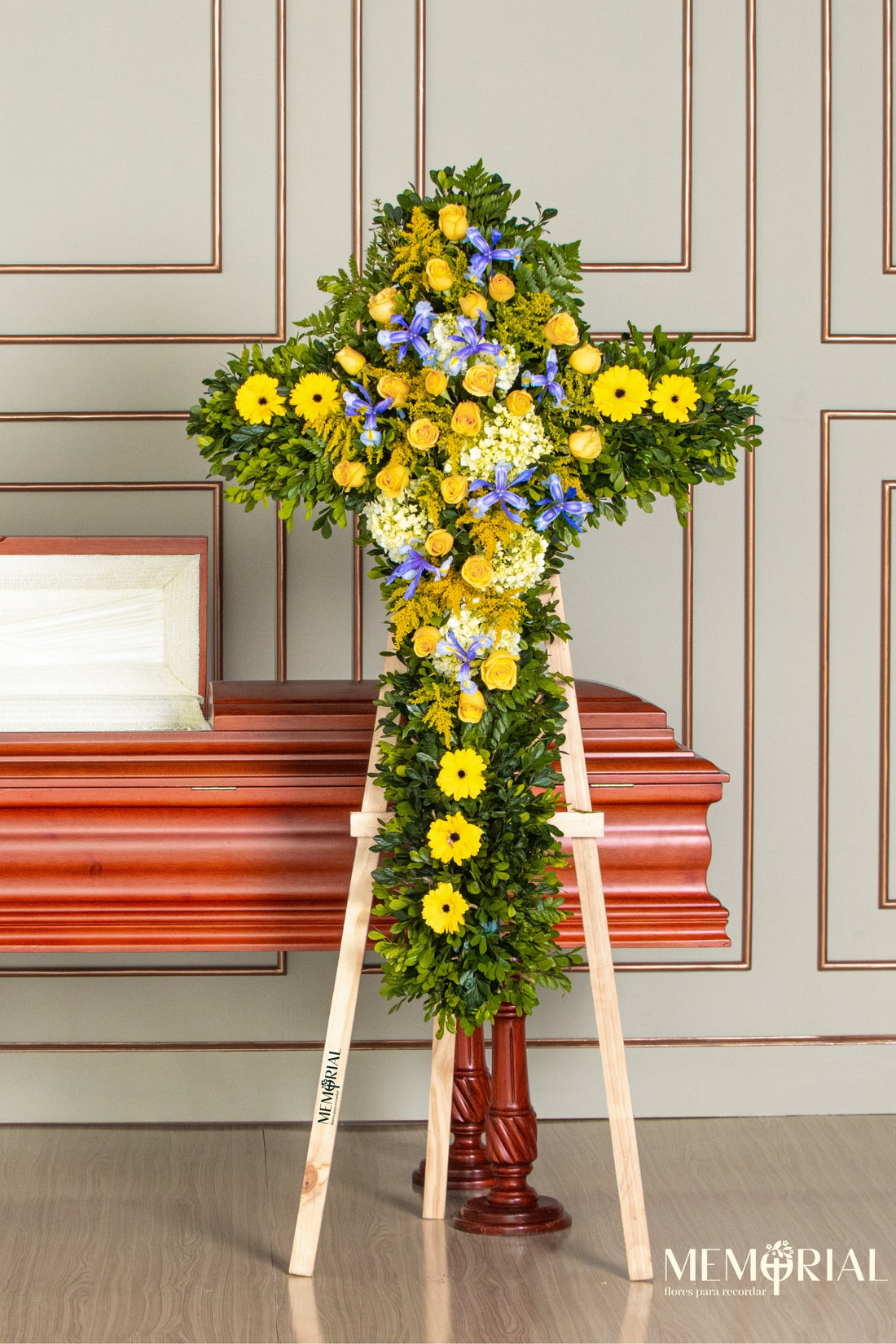 Cruz de Condolencias de Rosas, Gerberas y Hortensias