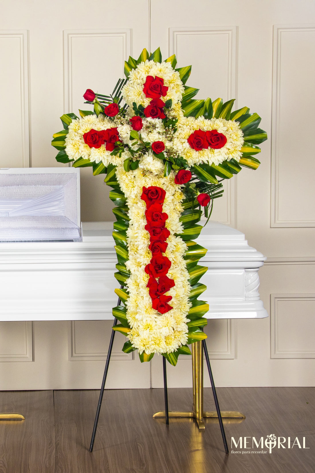 Cruz de Condolencias de Dalias y Rosas Rojas