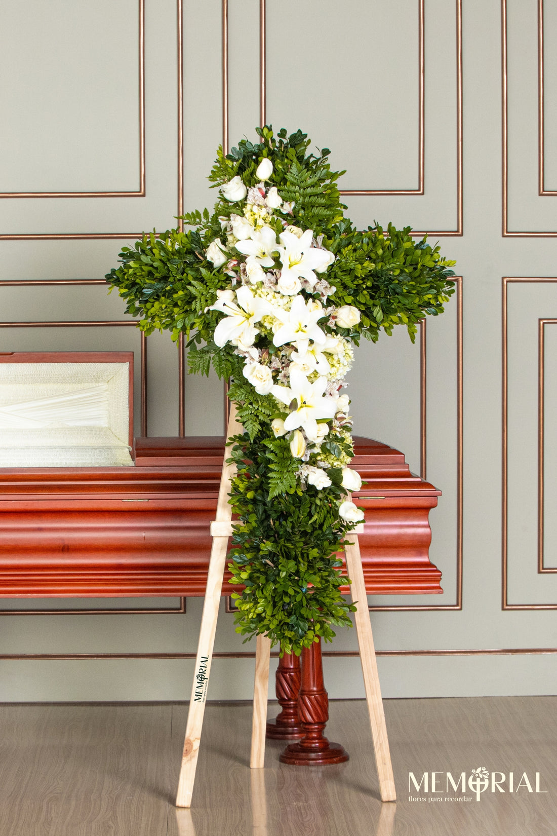 Cruz de Condolencias de Rosas Blancas y Lirios