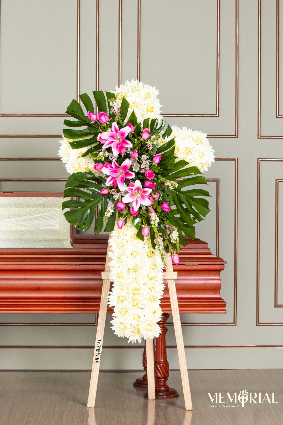 Cruz de Condolencias de Dalias y Lilium