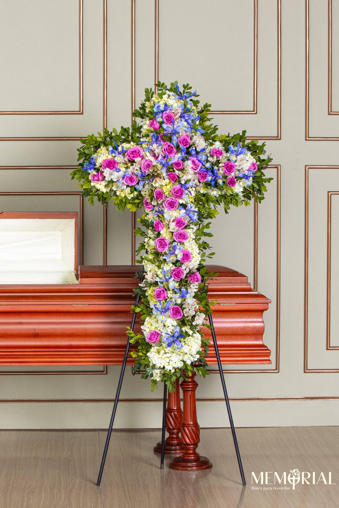 Cruz de Condolencias de Rosas Lilas y Hortensias