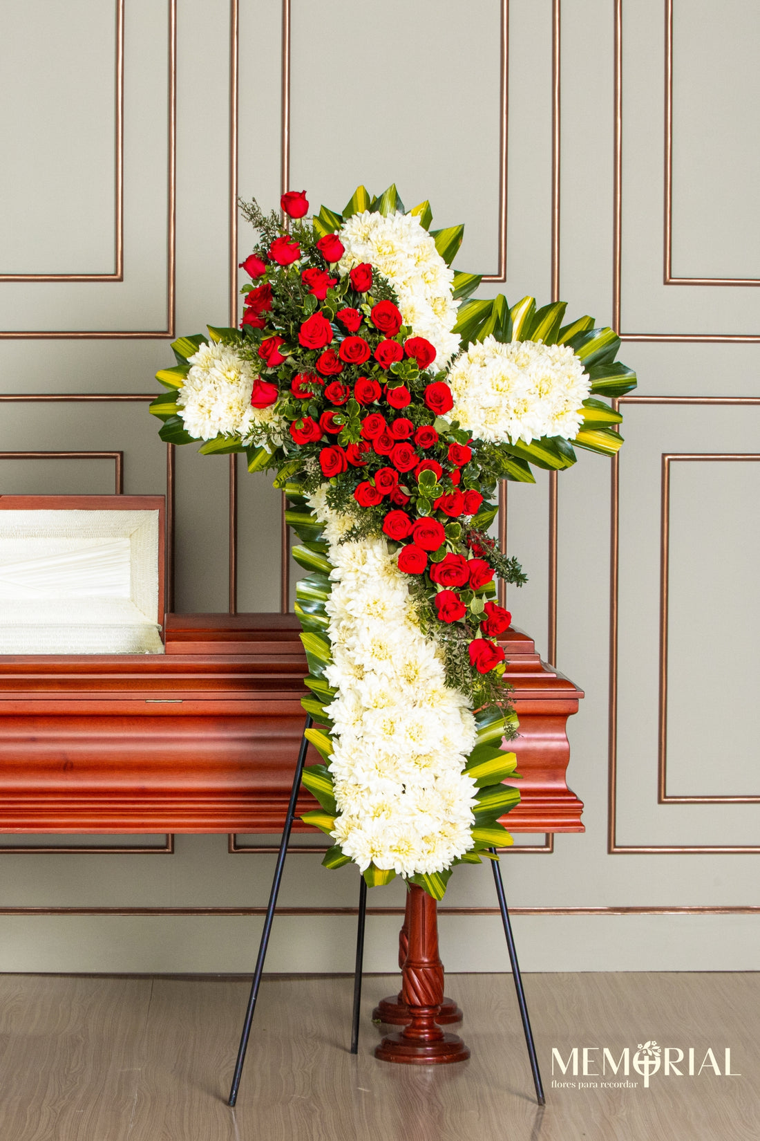 Cruz de Condolencias de Rosas Rojas y Follaje