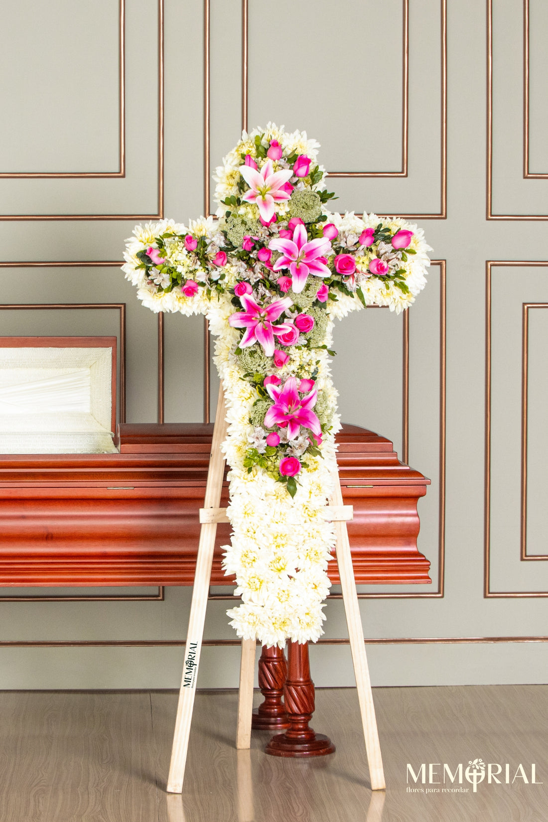 Cruz de Condolencias de Dalias y Rosas Fuccias