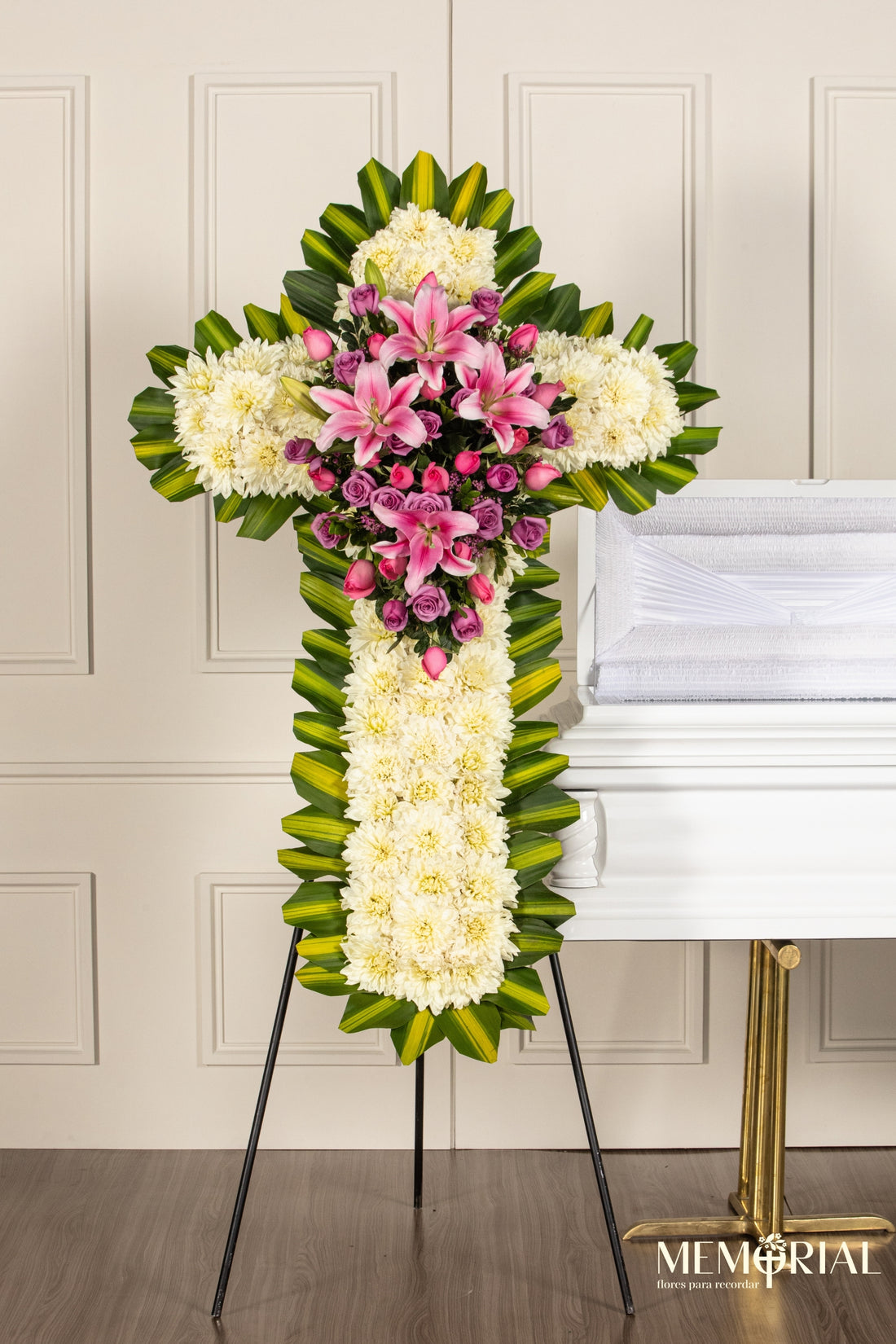 Cruz de Condolencias de Rosas Rosadas y Lilas con Corazón