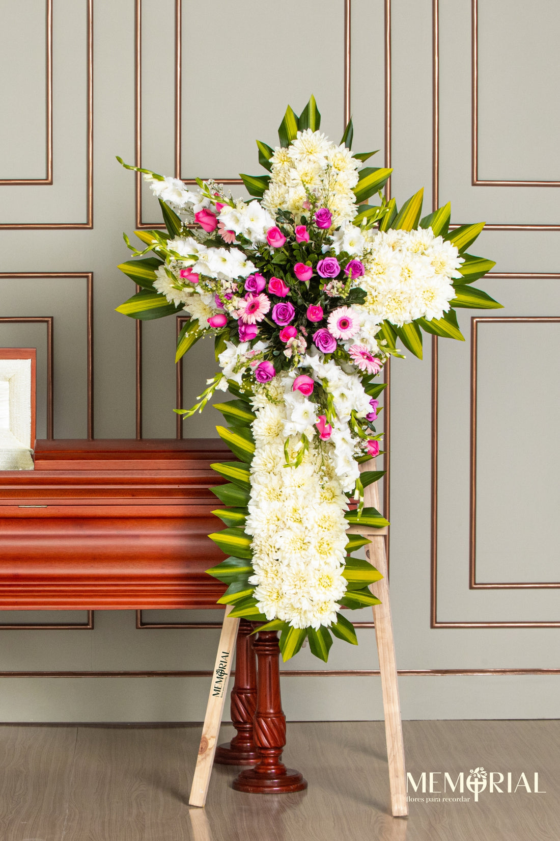 Cruz de Condolencias de Rosas Rosadas y Lilas con Gerberas
