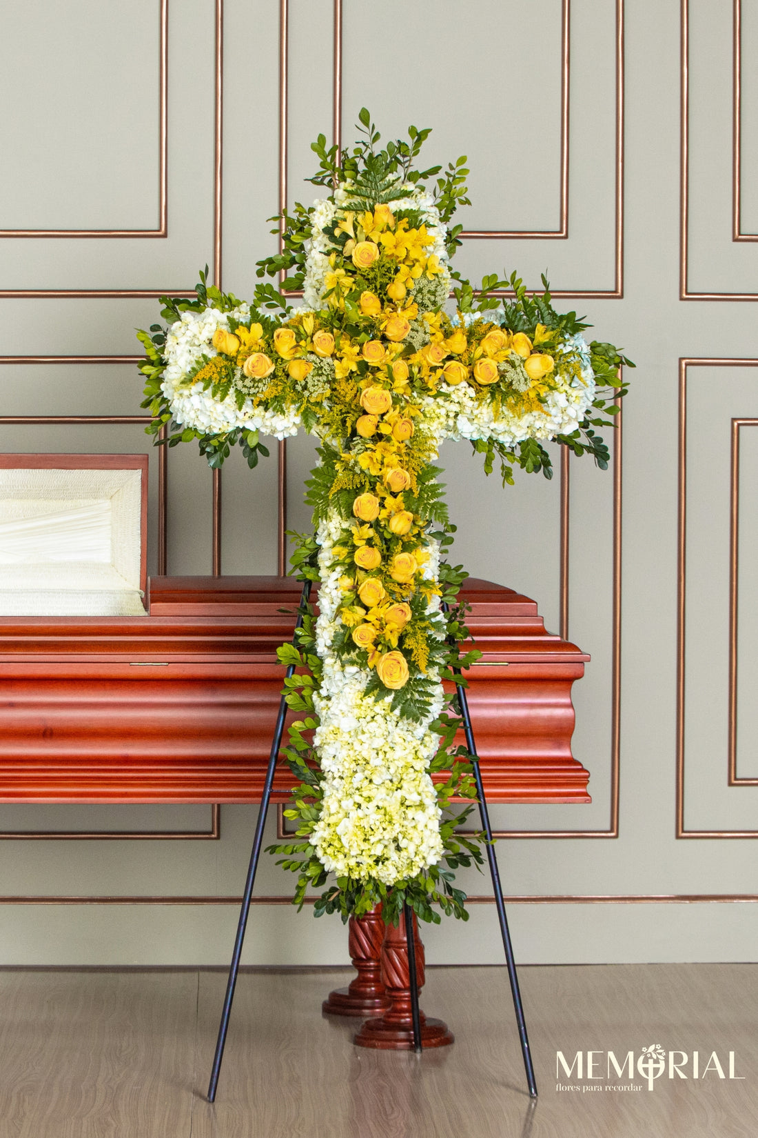 Cruz de Condolencias de Hortensias y Rosas Amarillas