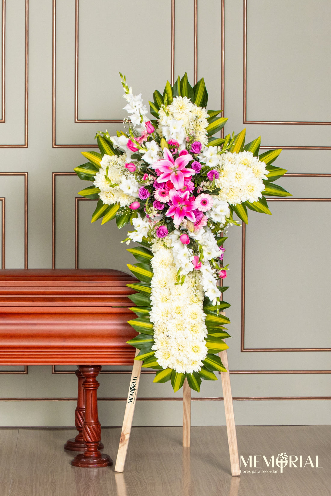 Cruz de Condolencias de Rosas Rosadas y Lilas