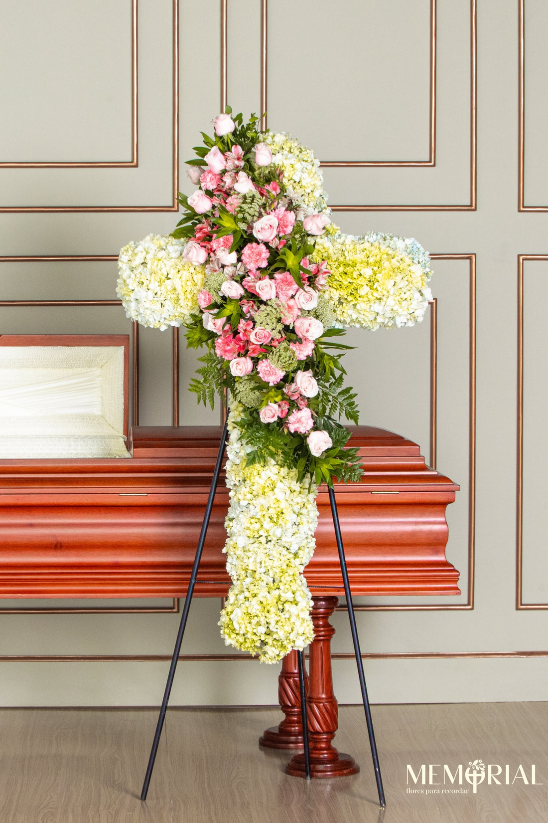Cruz de Condolencias de Hortensias y Rosas Rosadas